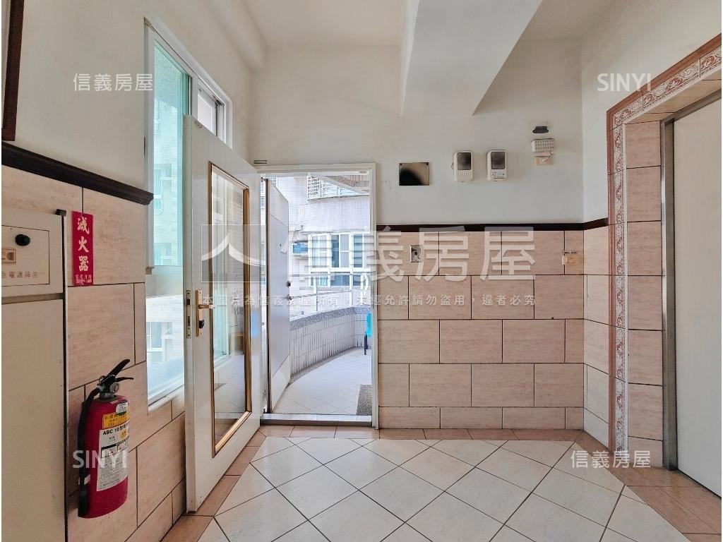 凹子底捷運三面採光美四房房屋室內格局與周邊環境