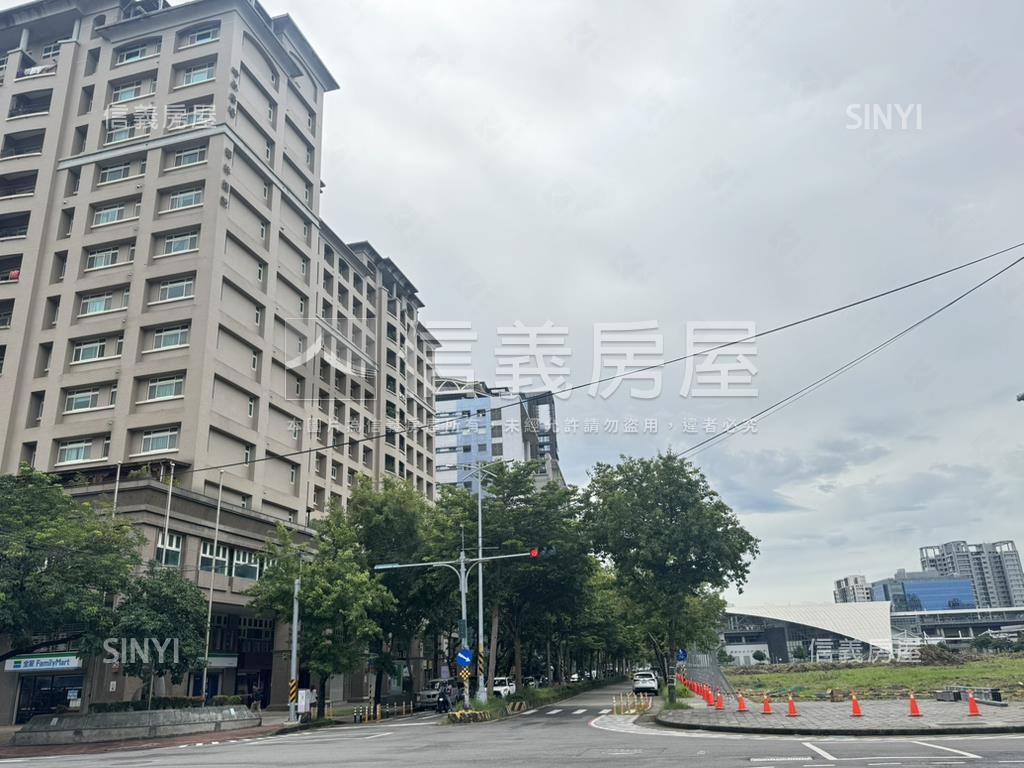 時尚廣場綠意四房雙車位房屋室內格局與周邊環境