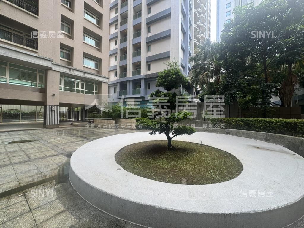 時尚廣場綠意四房雙車位房屋室內格局與周邊環境