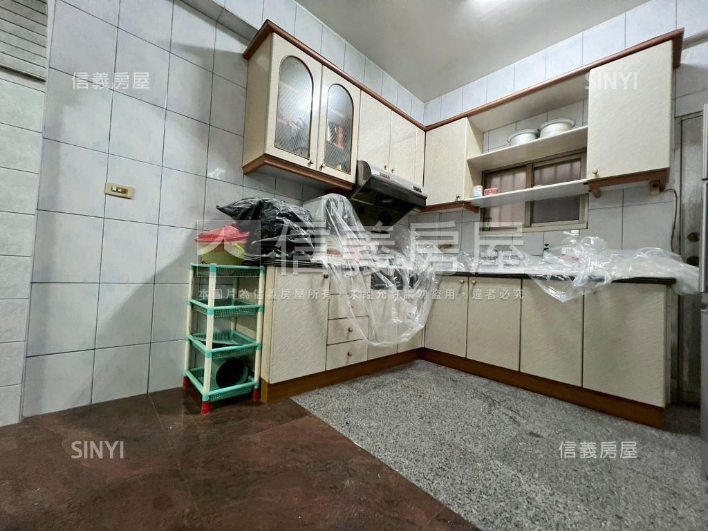 四維街邊間透天房屋室內格局與周邊環境