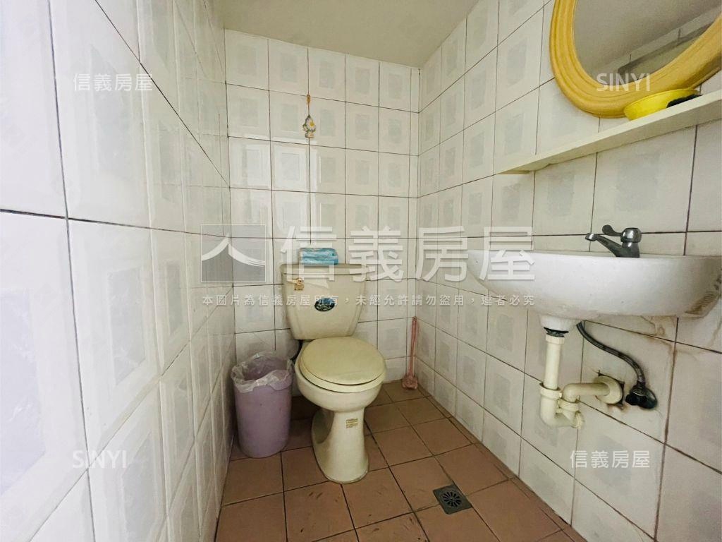 近輕軌凱旋正路大地坪透店房屋室內格局與周邊環境