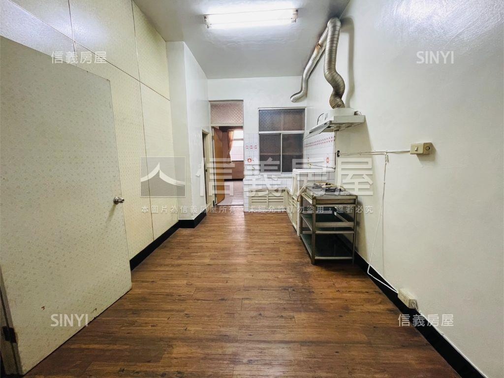 近輕軌凱旋正路大地坪透店房屋室內格局與周邊環境