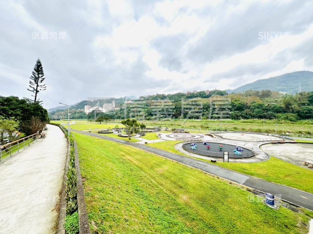 河濱公園樓中樓附車位房屋室內格局與周邊環境