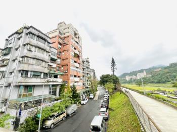 河濱公園樓中樓附車位