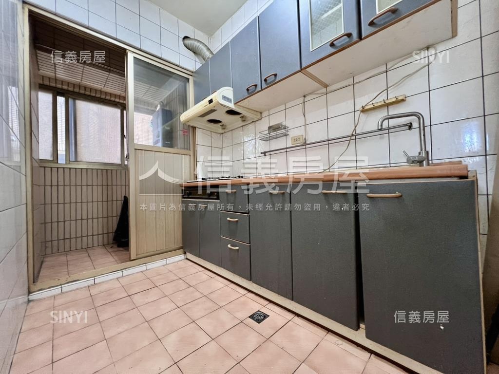 信義國小三房車位房屋室內格局與周邊環境