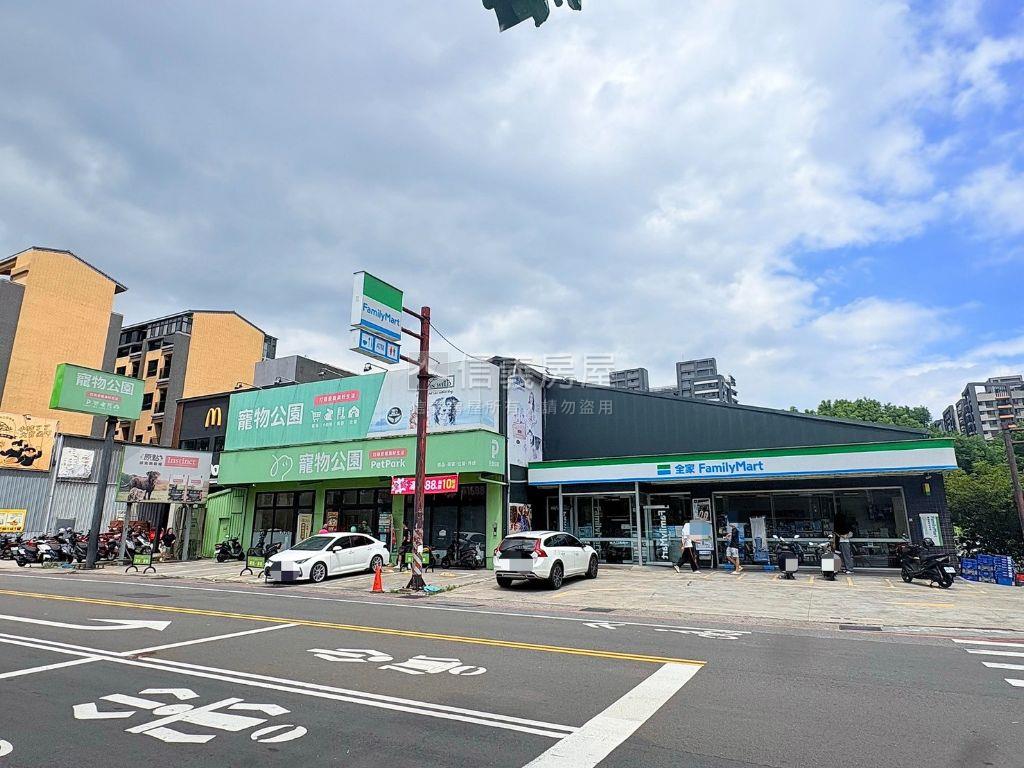 稀有逸極˙天際三房車位房屋室內格局與周邊環境