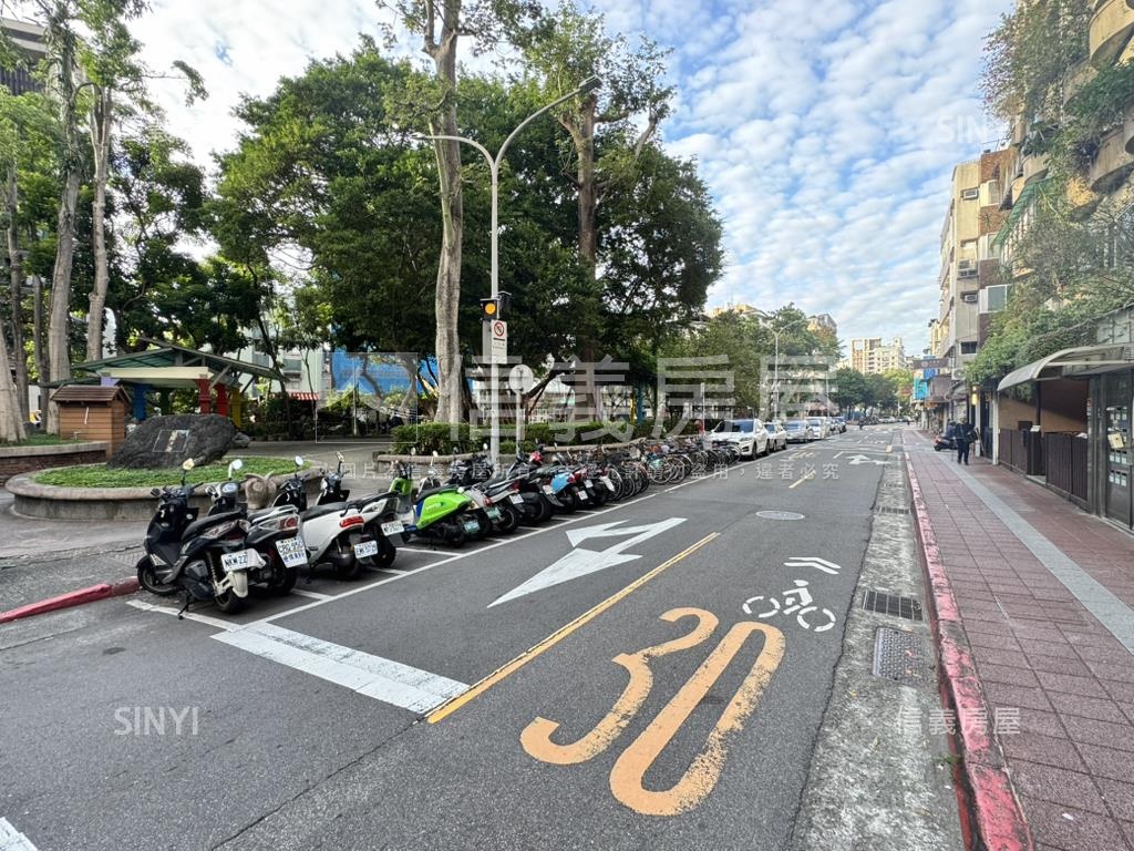 大面寬連鎖金店房屋室內格局與周邊環境