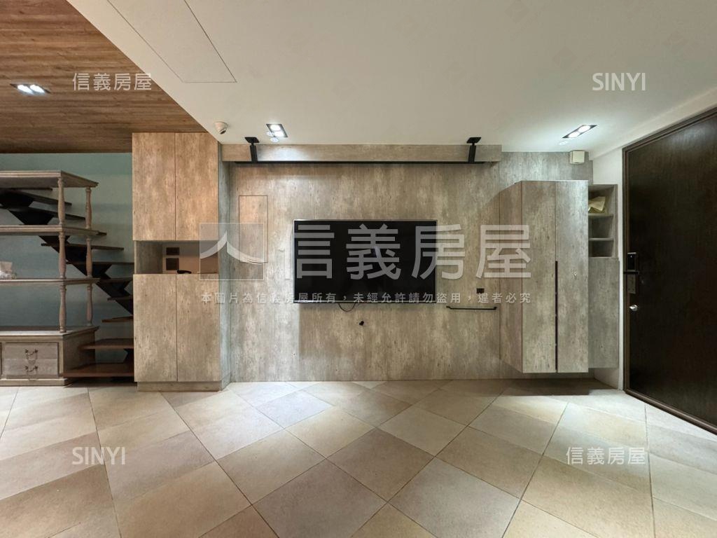 重慶北挑高裝潢住辦一樓房屋室內格局與周邊環境