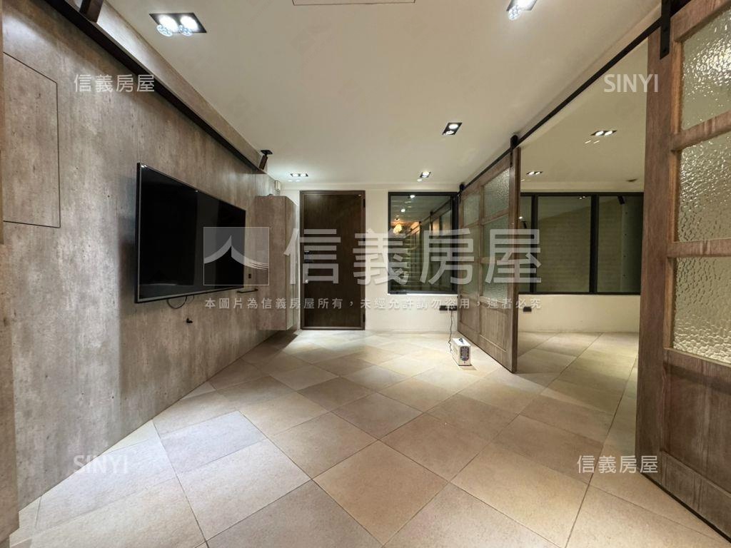 重慶北挑高裝潢住辦一樓房屋室內格局與周邊環境