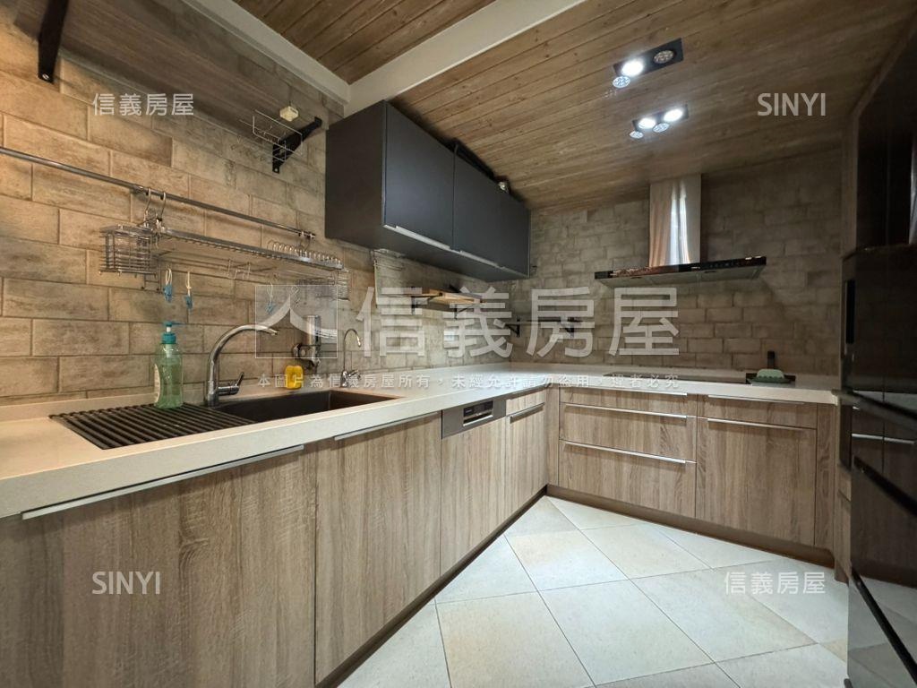 重慶北挑高裝潢住辦一樓房屋室內格局與周邊環境