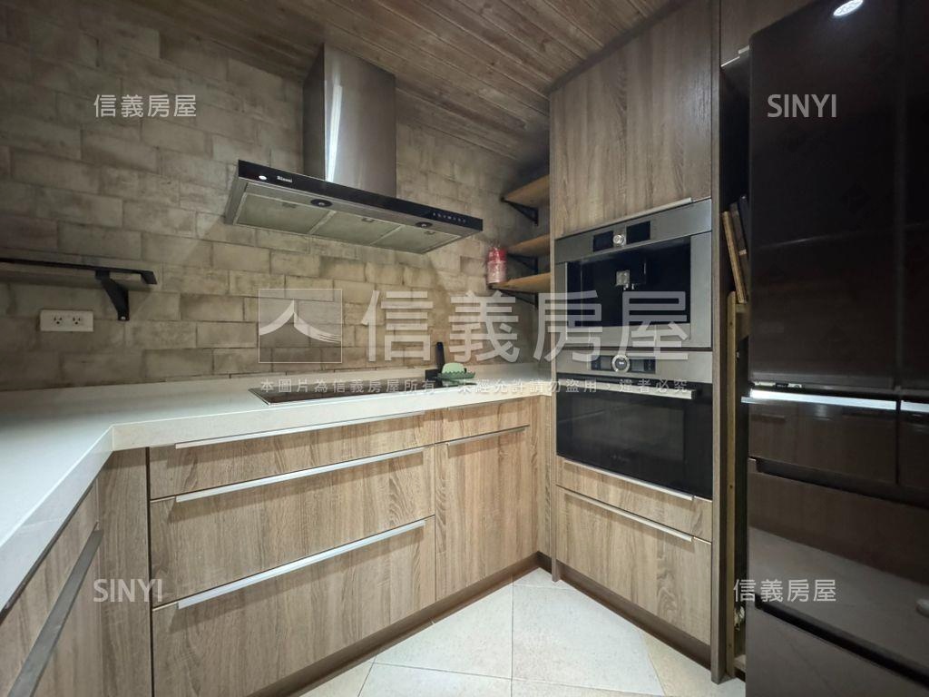 重慶北挑高裝潢住辦一樓房屋室內格局與周邊環境