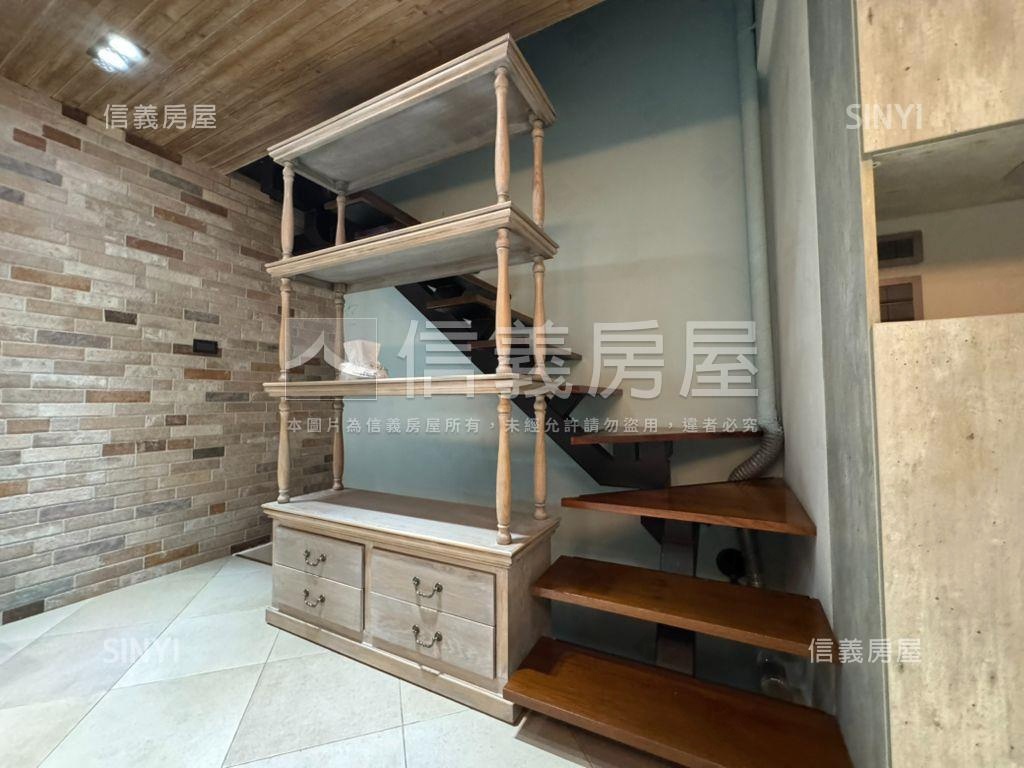 重慶北挑高裝潢住辦一樓房屋室內格局與周邊環境