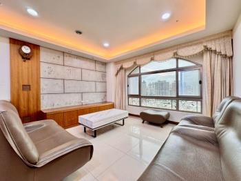 稀有釋出金典四房車位