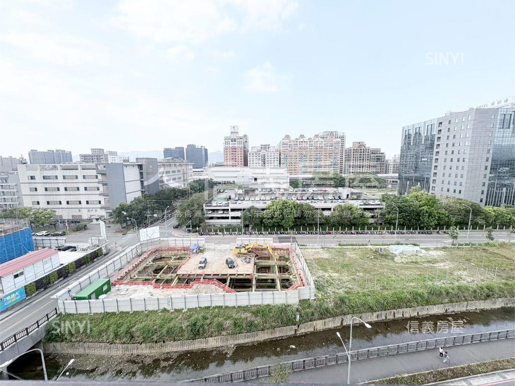 新潤花路舒適三房車位房屋室內格局與周邊環境