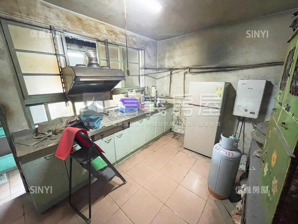 員林市區旁低總價臨路透店房屋室內格局與周邊環境
