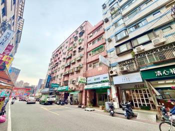 近健行科大金店面