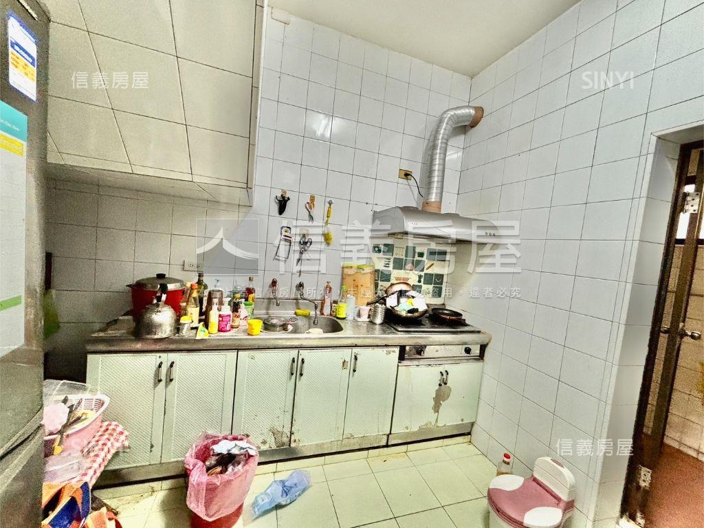 左營世運莒光美透天房屋室內格局與周邊環境