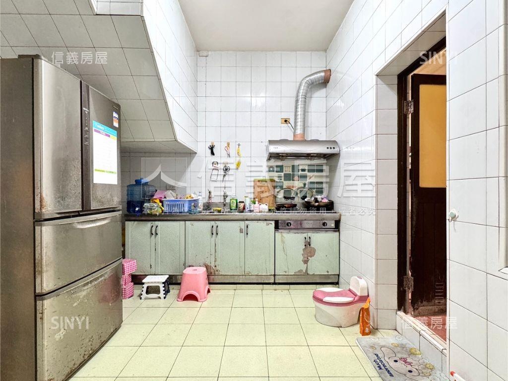 左營世運莒光美透天房屋室內格局與周邊環境