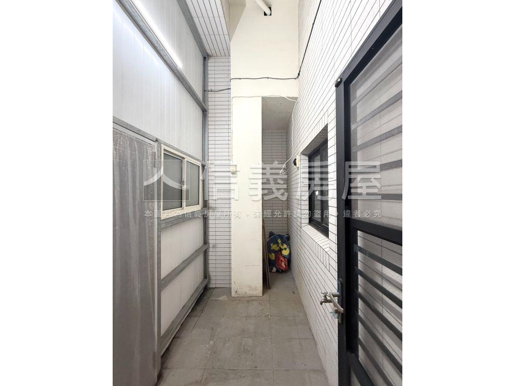 七賢正路輕屋齡大面寬店面房屋室內格局與周邊環境