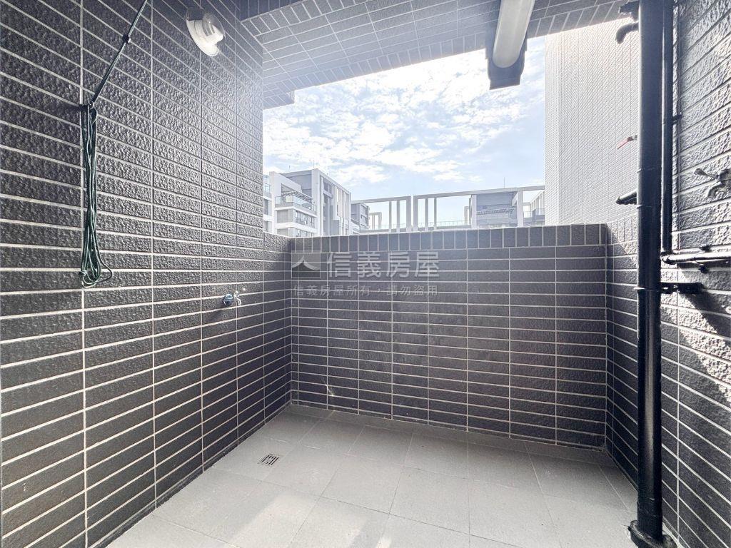 全新未住高樓兩房兩衛平車房屋室內格局與周邊環境
