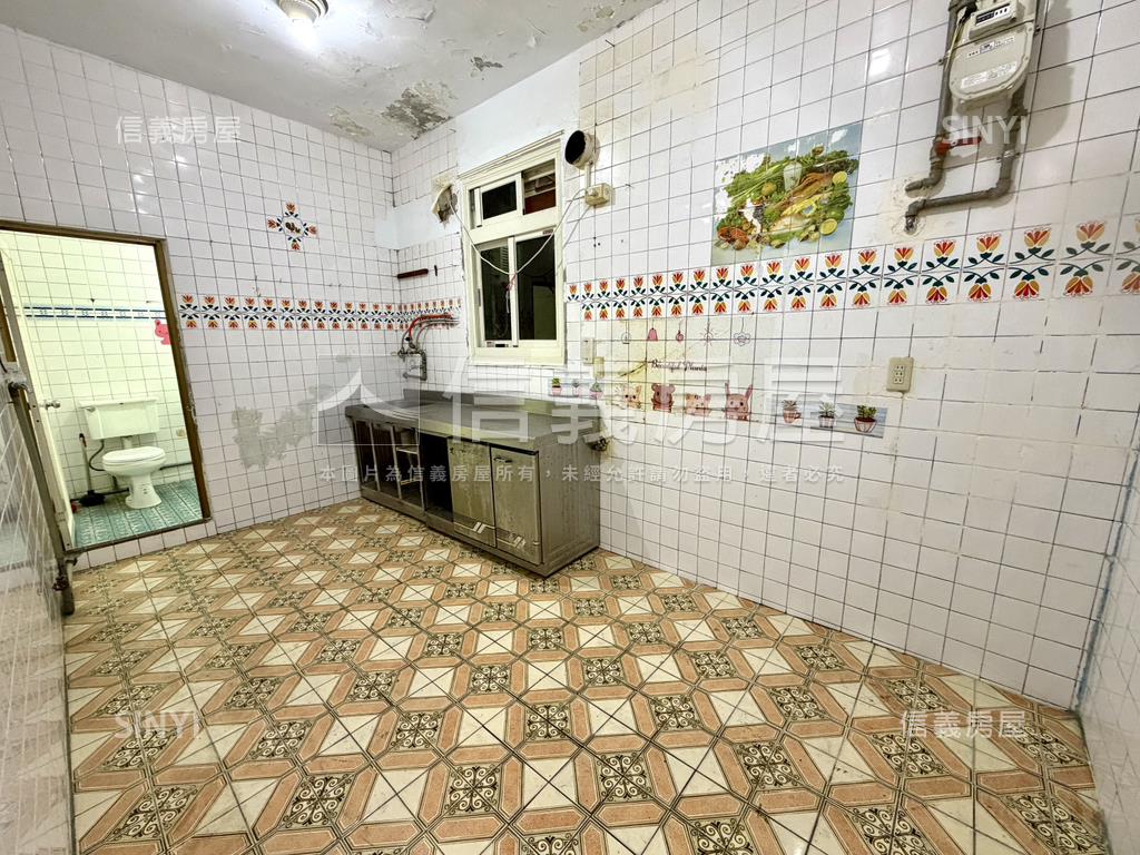 稀有仁忠街五樓含頂加房屋室內格局與周邊環境