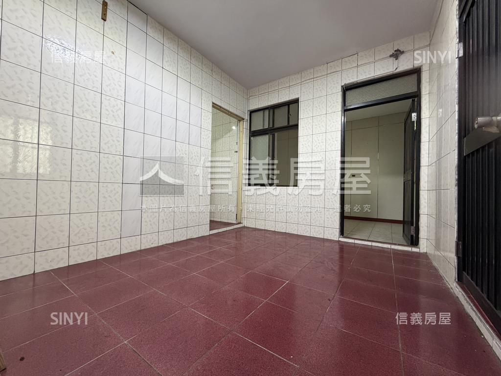 稀有仁忠街五樓含頂加房屋室內格局與周邊環境