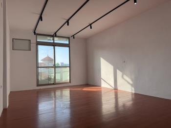 鬧中取靜！南屯漂亮透天