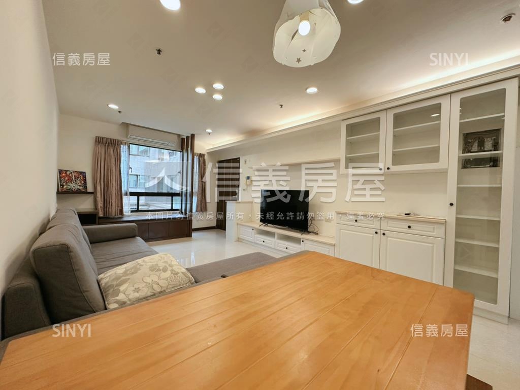 世紀皇家３房採光戶房屋室內格局與周邊環境