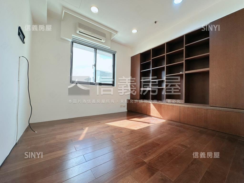 世紀皇家３房採光戶房屋室內格局與周邊環境