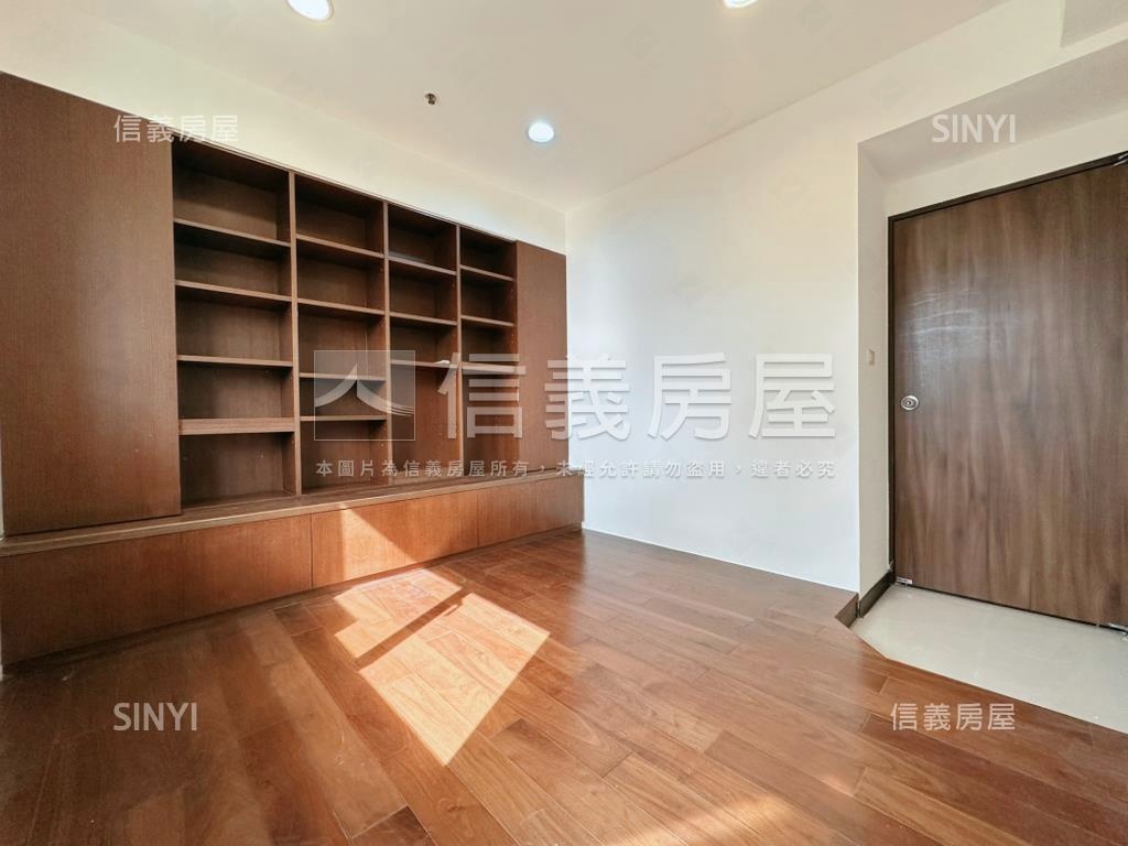 世紀皇家３房採光戶房屋室內格局與周邊環境
