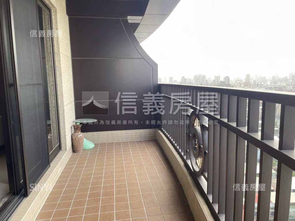 築城麗富高樓方正美四房房屋室內格局與周邊環境