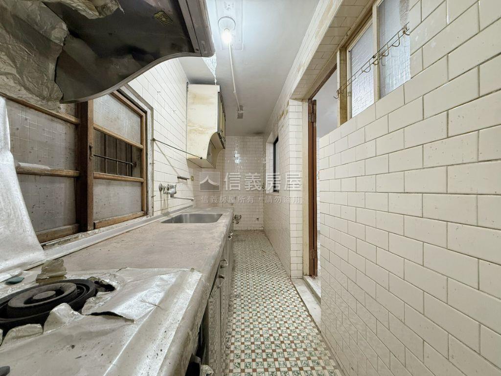臨７米路六米面寬邊間透天房屋室內格局與周邊環境