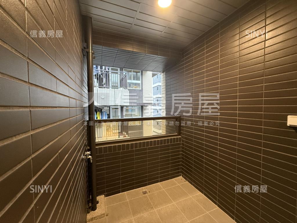 專任全新裝潢兩房車位房屋室內格局與周邊環境