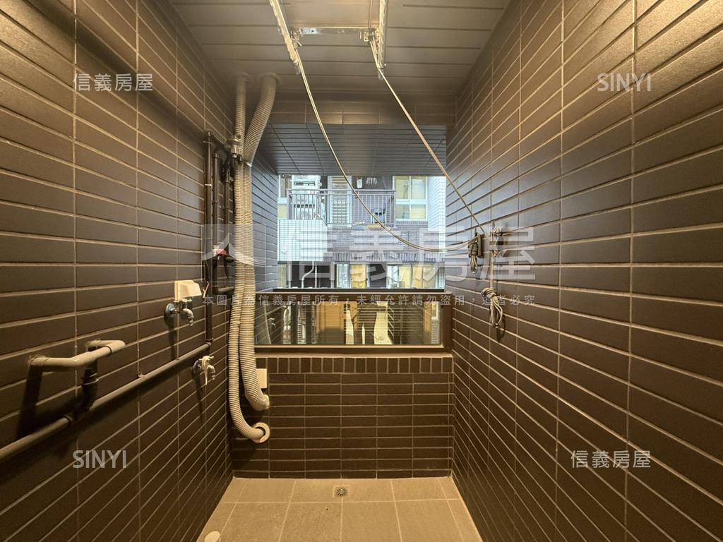 專任全新裝潢兩房車位房屋室內格局與周邊環境