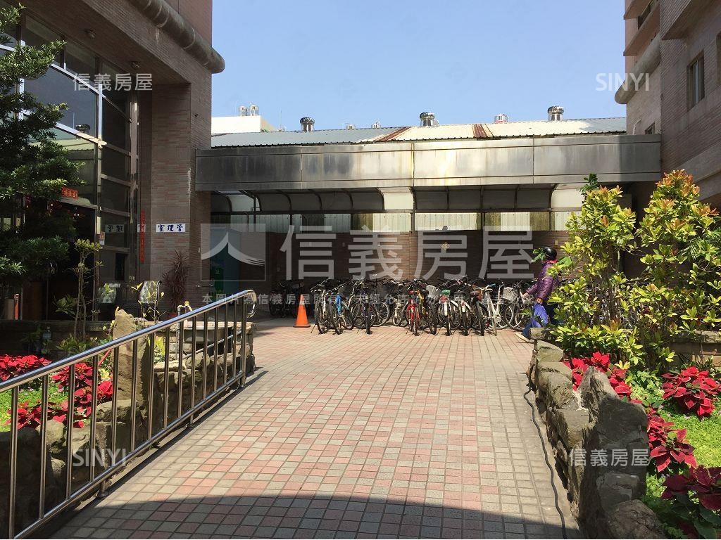 近左營高鐵採光大三房平車房屋室內格局與周邊環境