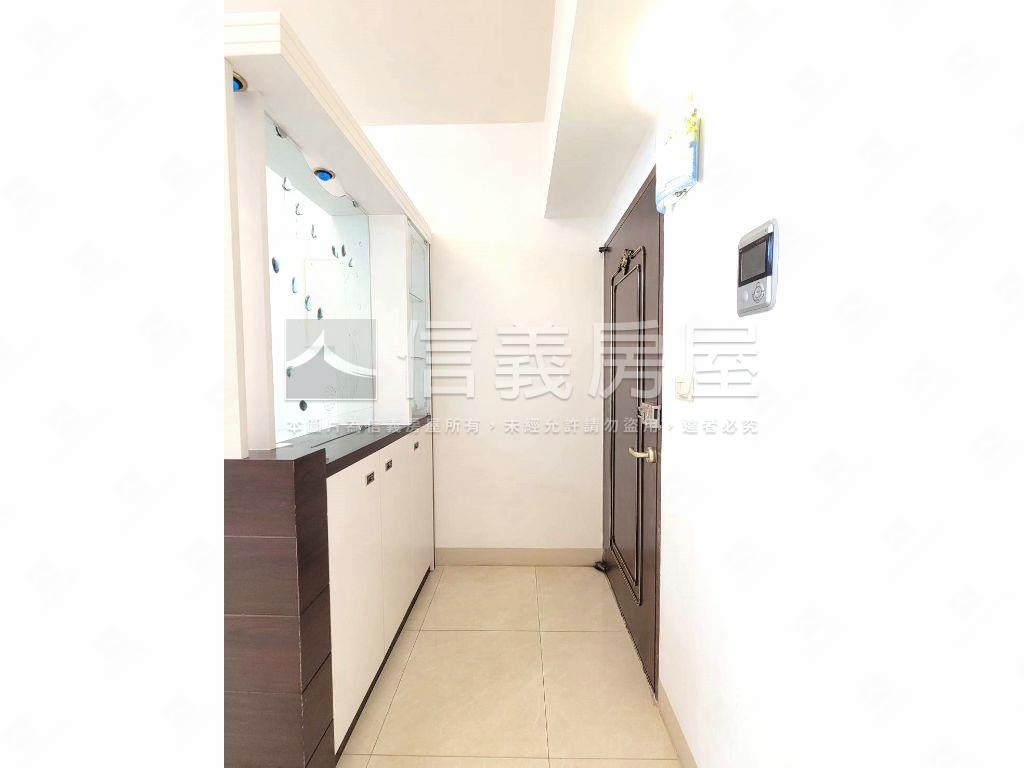 近家樂福兩房平面車位房屋室內格局與周邊環境