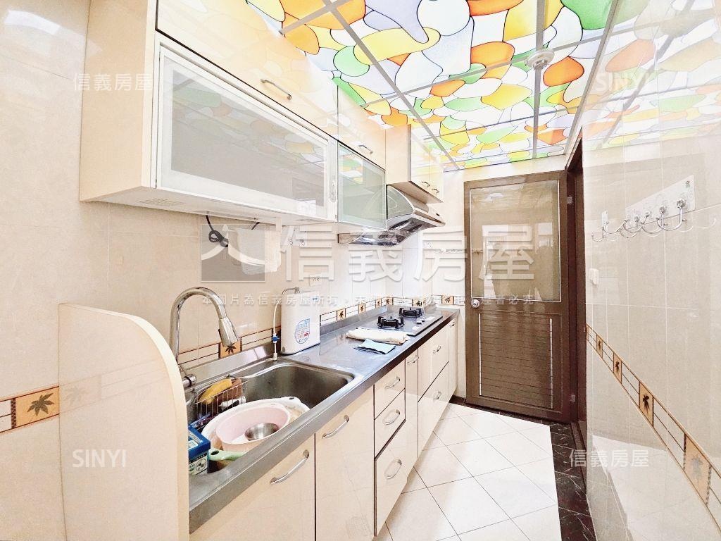 近家樂福兩房平面車位房屋室內格局與周邊環境