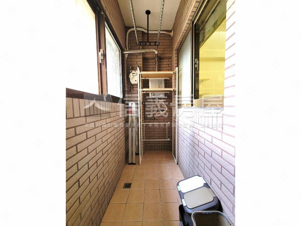 近家樂福兩房平面車位房屋室內格局與周邊環境