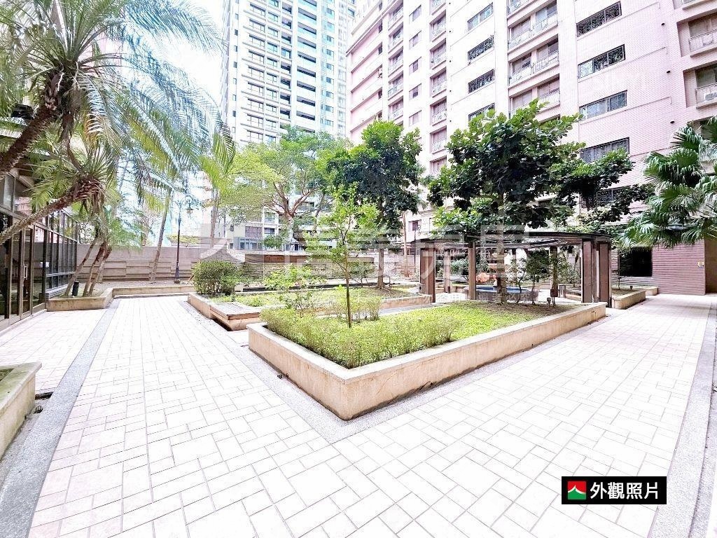 近家樂福兩房平面車位房屋室內格局與周邊環境