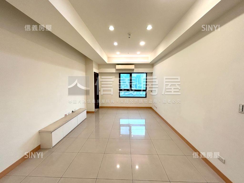 新巨蛋邊間四房車位房屋室內格局與周邊環境