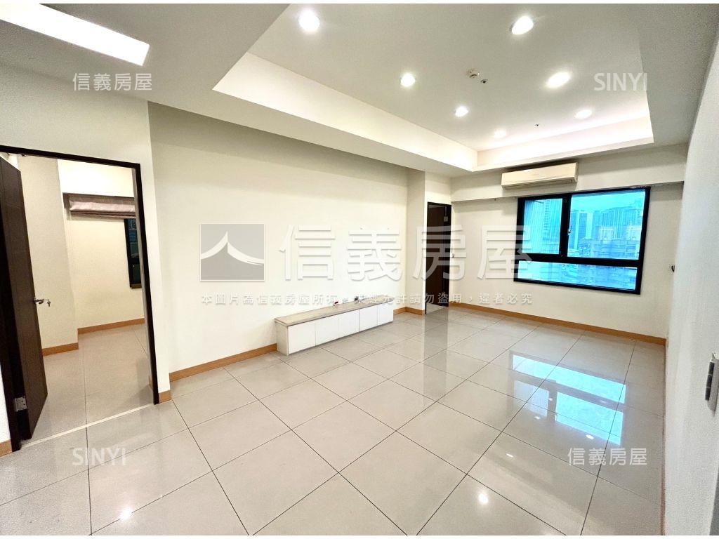 新巨蛋邊間四房車位房屋室內格局與周邊環境