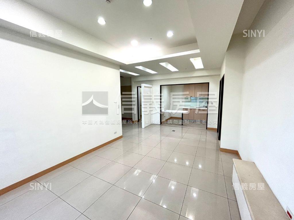 新巨蛋邊間四房車位房屋室內格局與周邊環境