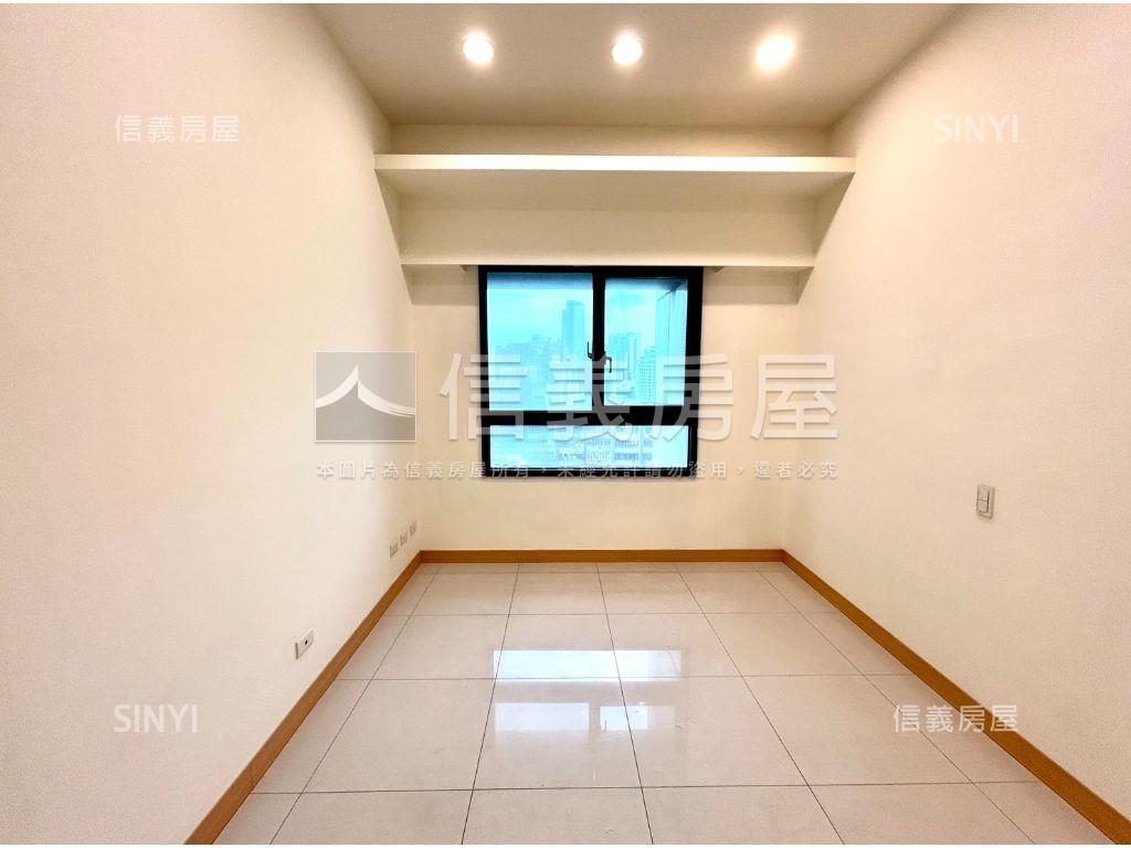 新巨蛋邊間四房車位房屋室內格局與周邊環境