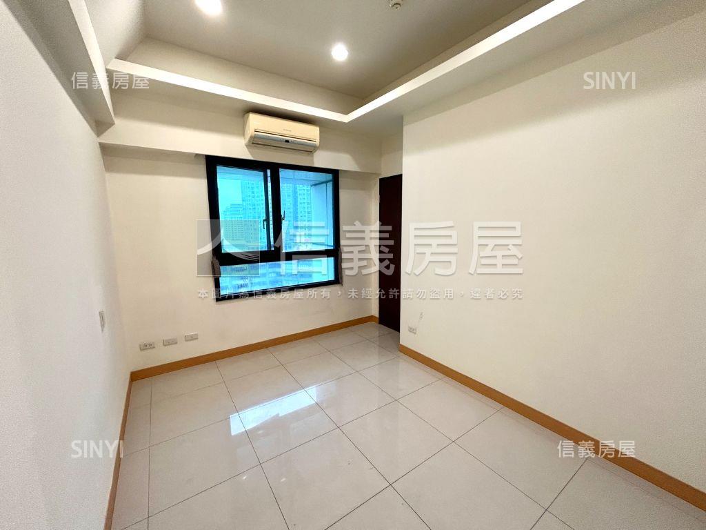 新巨蛋邊間四房車位房屋室內格局與周邊環境