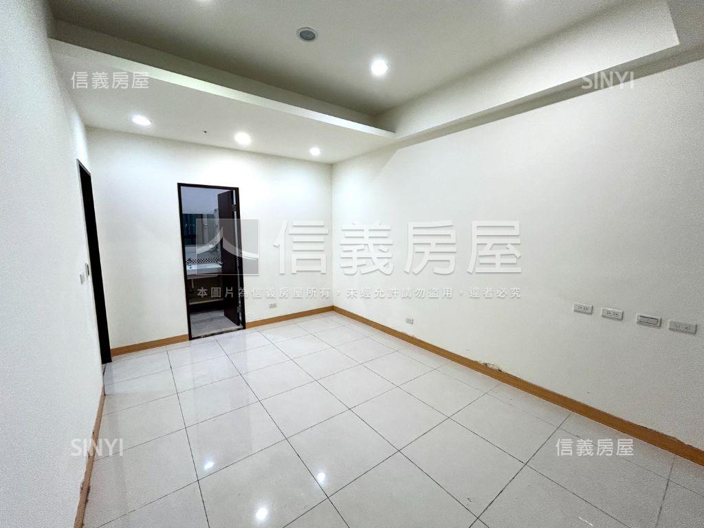 新巨蛋邊間四房車位房屋室內格局與周邊環境