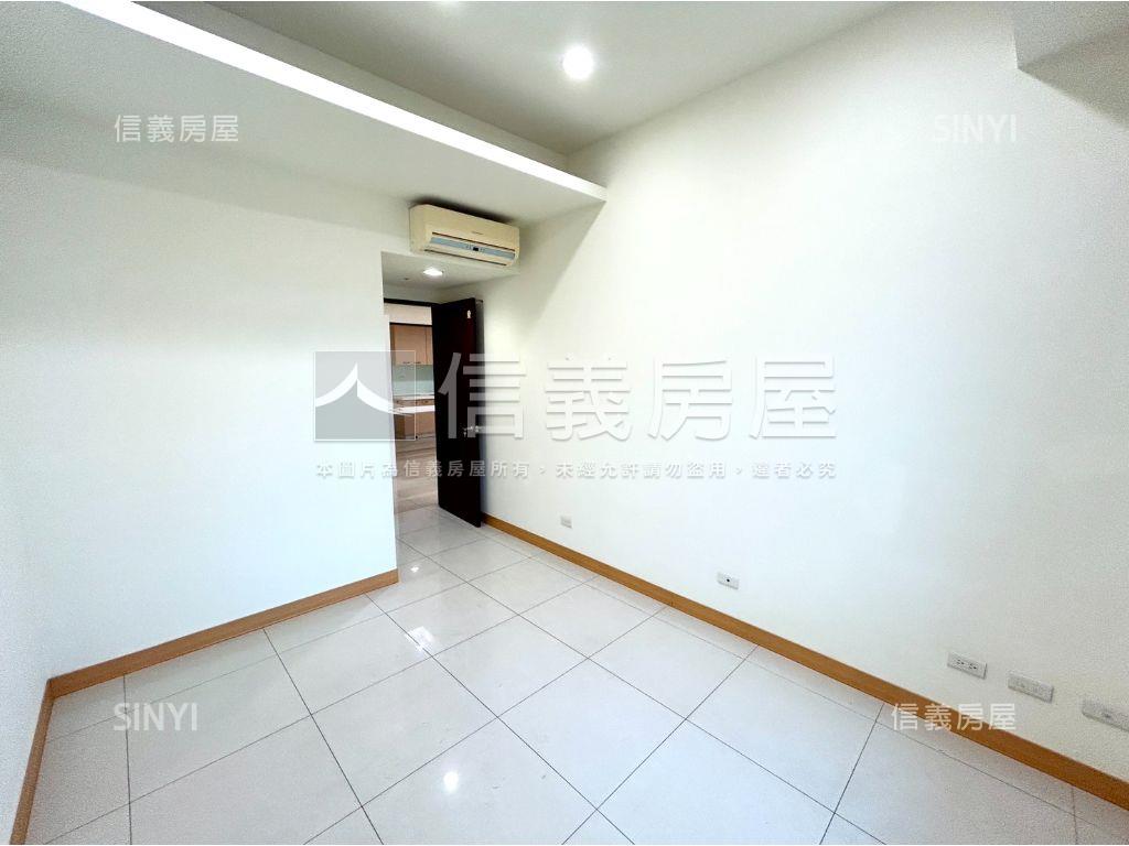 新巨蛋邊間四房車位房屋室內格局與周邊環境