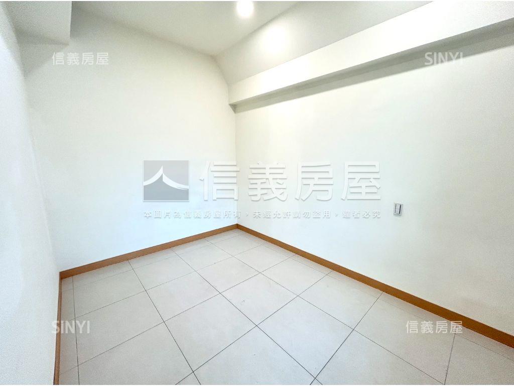 新巨蛋邊間四房車位房屋室內格局與周邊環境