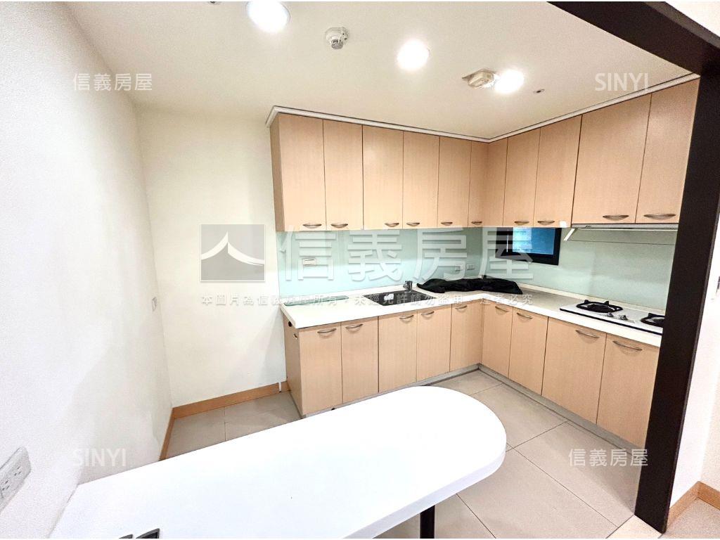 新巨蛋邊間四房車位房屋室內格局與周邊環境