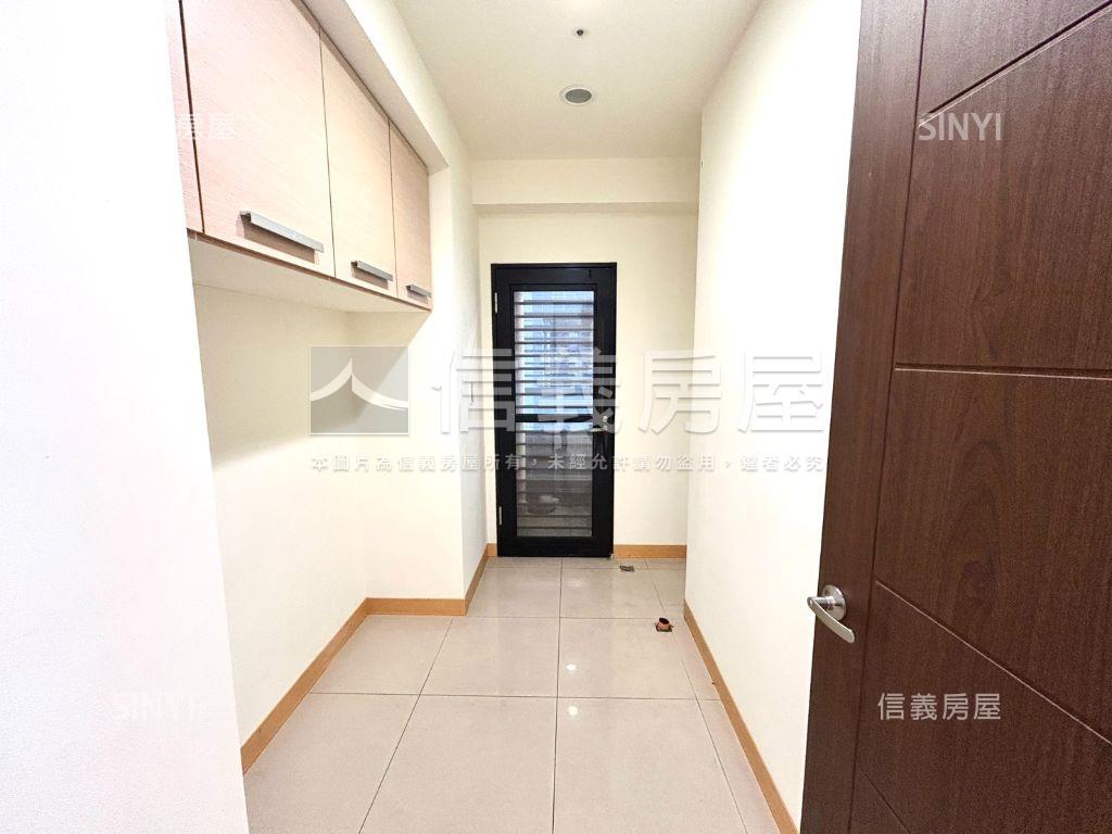 新巨蛋邊間四房車位房屋室內格局與周邊環境