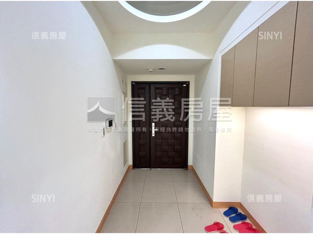 新巨蛋邊間四房車位房屋室內格局與周邊環境